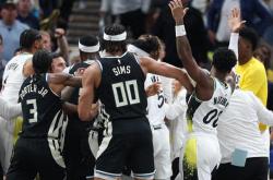 雄鹿队大胜对手，登顶东部排行榜