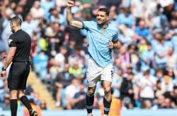 关于曼城中场组织稳定，带领球队赢得关键胜利的信息